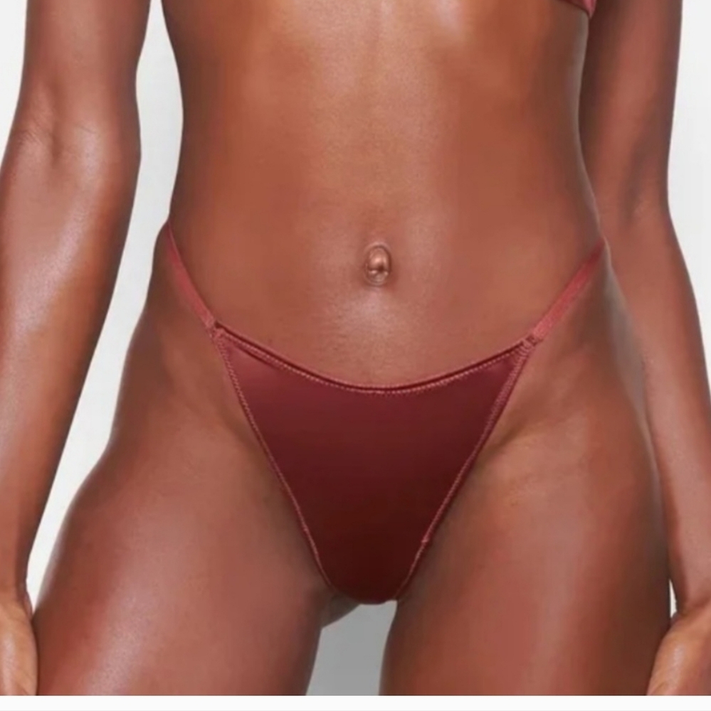 NWT SKIMS LIMITED EDITION T-String Thong Panties Berry Satin 2X - Picture 3 of 4